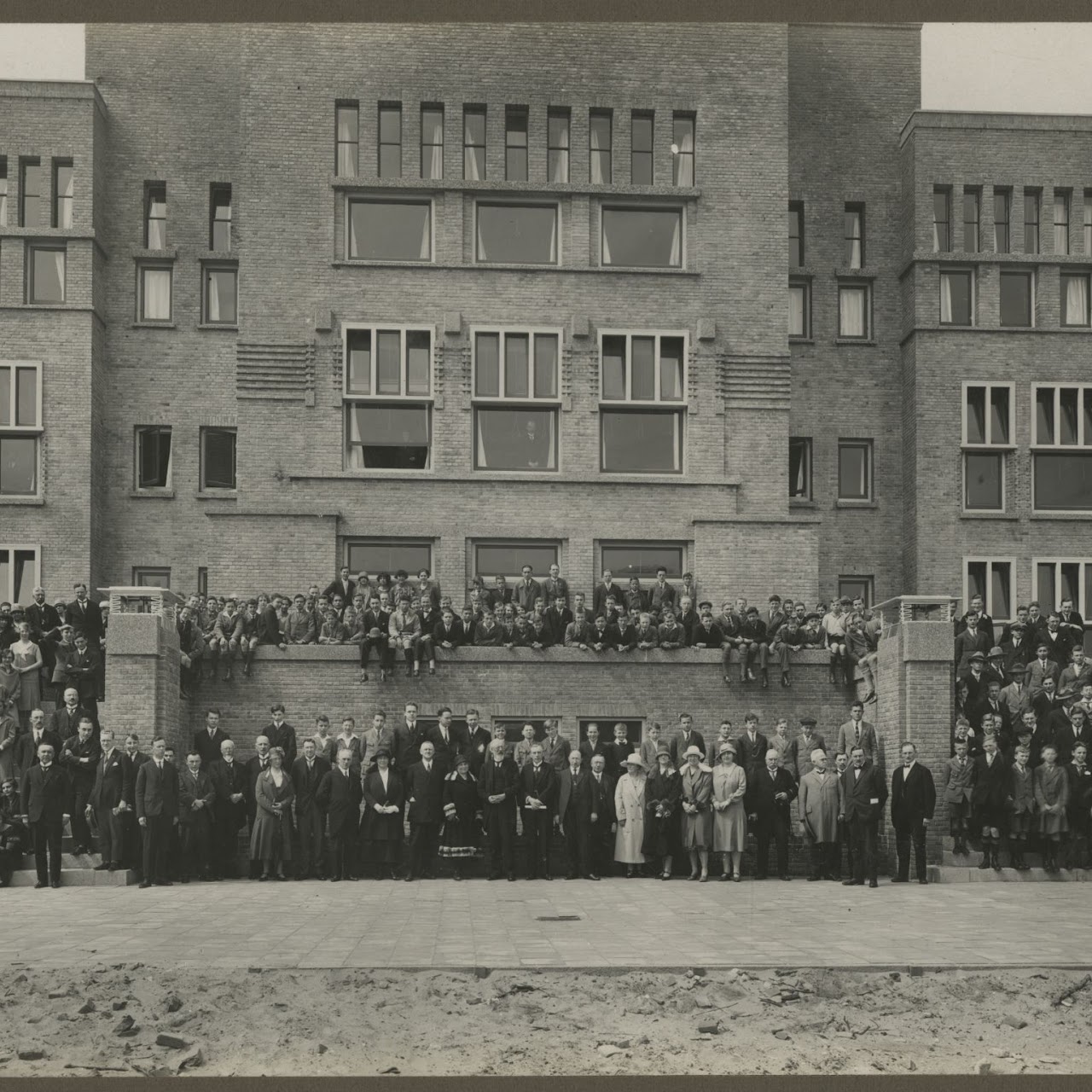 Historische groepsfoto voor het schoolgebouw in 1926